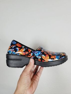 Easy Street Heart Print Clogs, Size 10